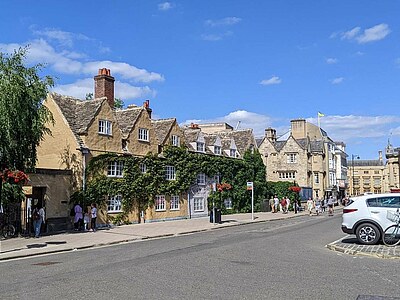 Zoé - Oxford <p>Zoé (14 J.) haben vor allem die Ausflüge und Shoppen auf der Oxford Street am besten gefallen</p>